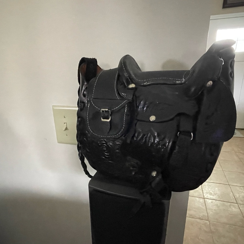 Super cute saddle purse